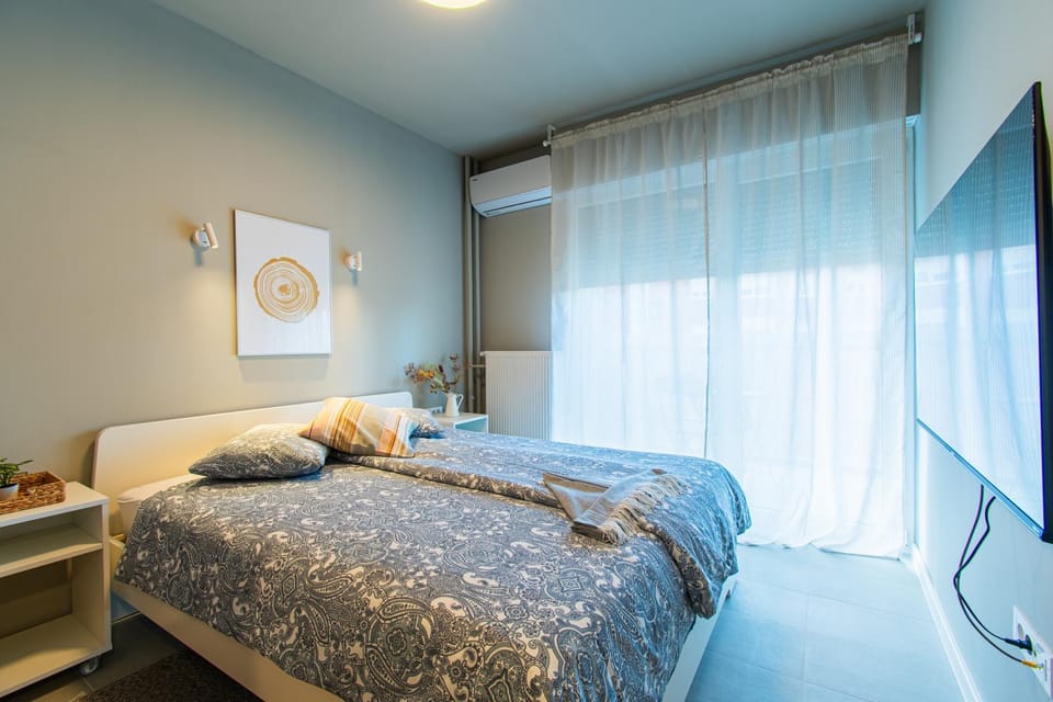 Bed, TV and multimedia, Photo of the whole room, Bedroom, air conditioner