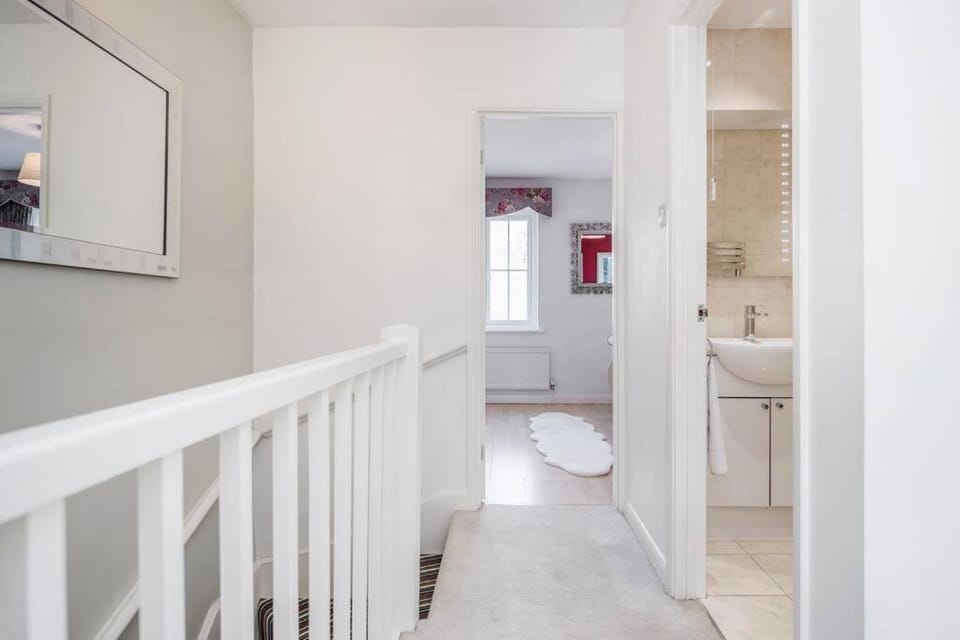 Stylish 3 Bed Sunningdale Center - Parking - LONG STAY discount House in England