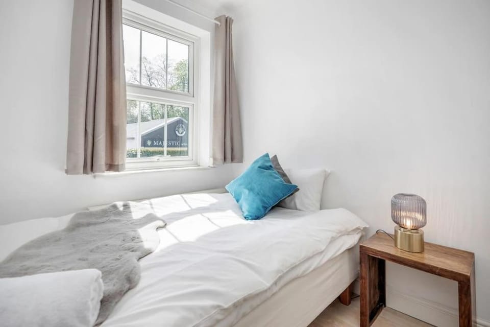 Stylish 3 Bed Sunningdale Center - Parking - LONG STAY discount House in England