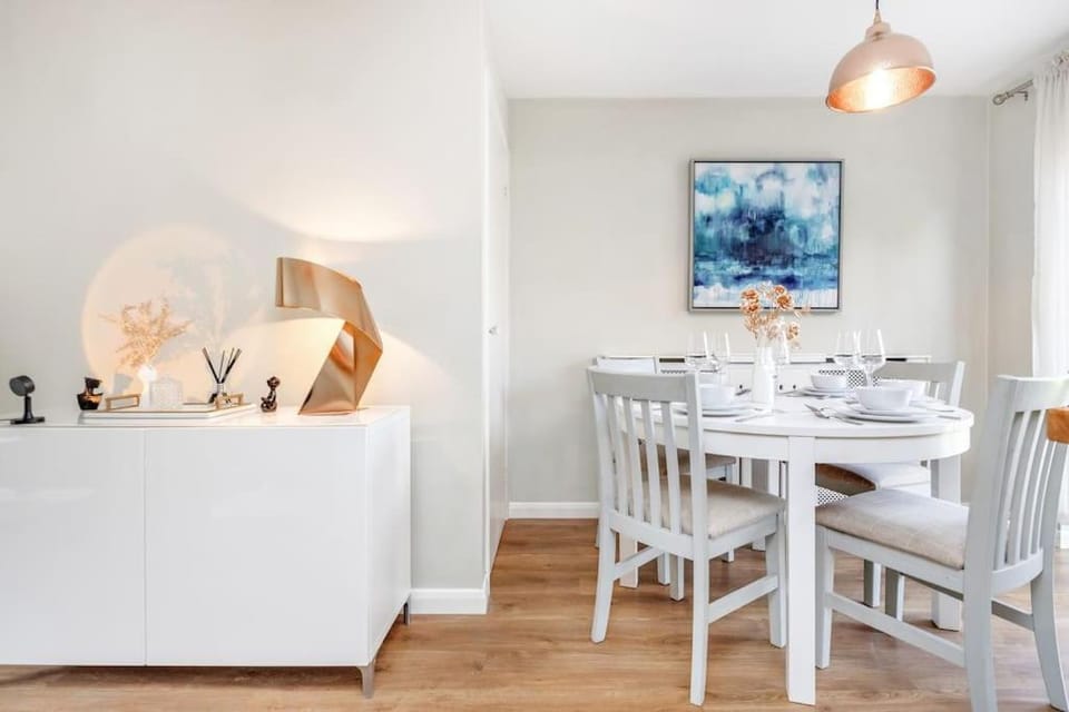 Stylish 3 Bed Sunningdale Center - Parking - LONG STAY discount House in England