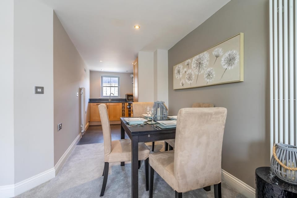 Kitchen or kitchenette, Seating area, Dining area