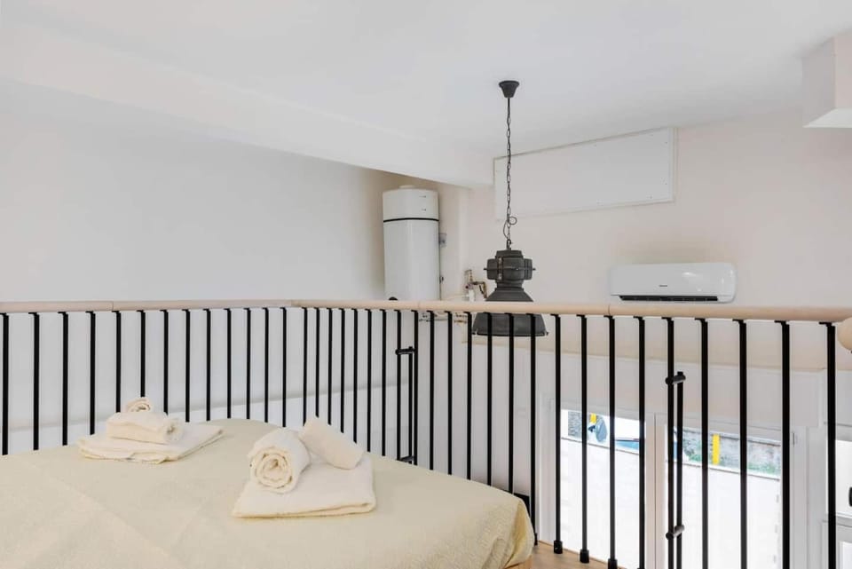 Bed, Photo of the whole room, Dining area, Bedroom, air conditioner