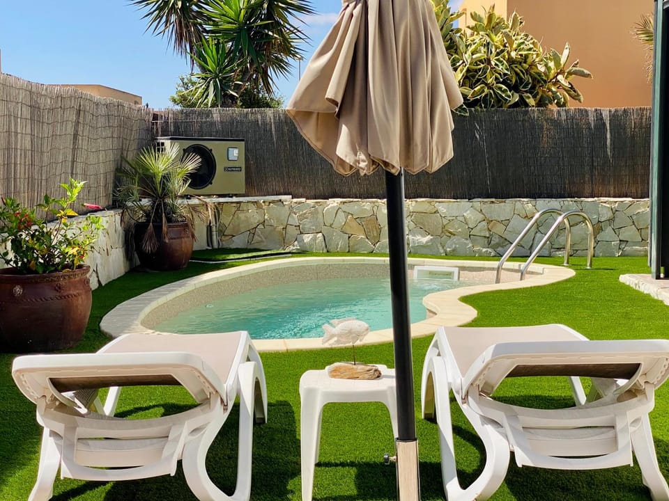 Swimming pool, sunbed