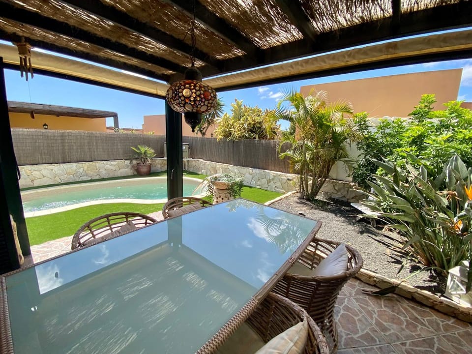 Garden, Dining area, Swimming pool