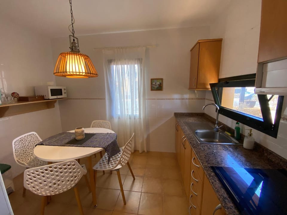 Coffee/tea facilities, Kitchen or kitchenette, Dining area, minibar, stove