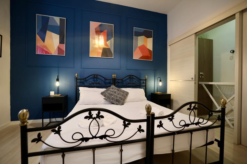 Bed, Photo of the whole room, Seating area, Bedroom
