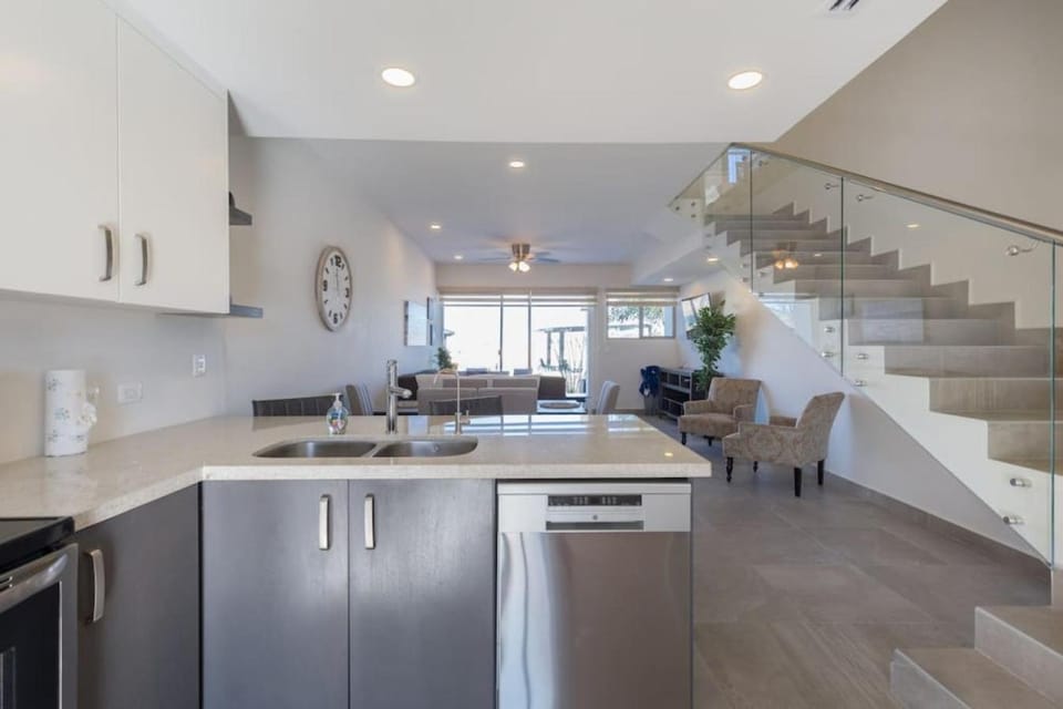 Kitchen or kitchenette, dishwasher