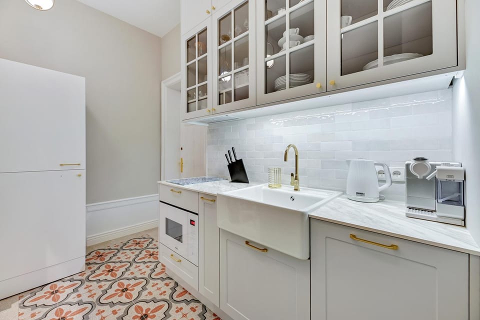 Kitchen or kitchenette, minibar, stove