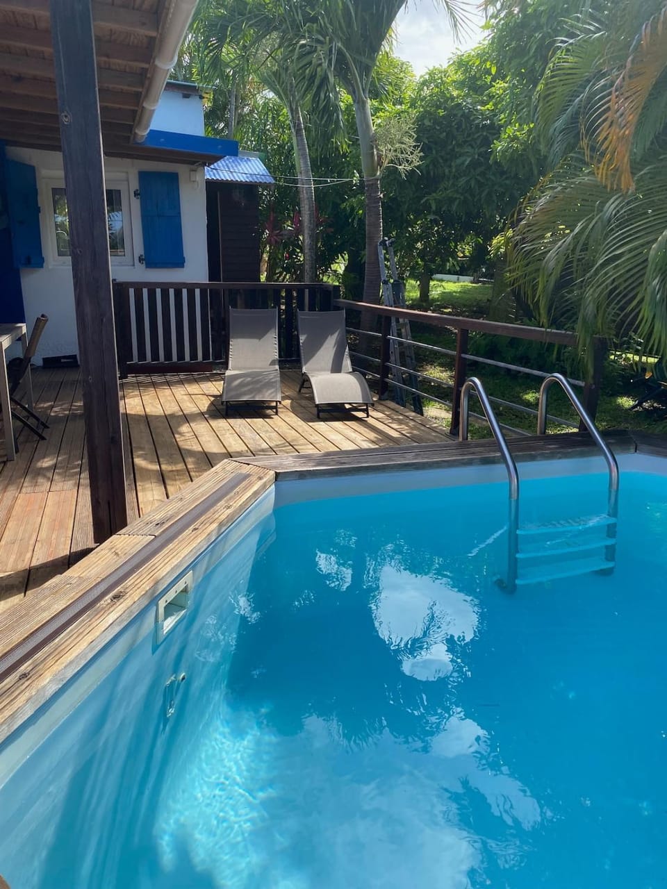 Swimming pool, sunbed