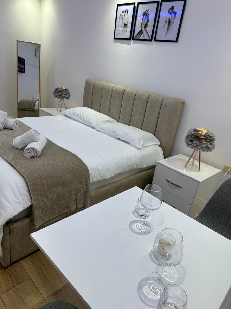 Bed, Living room, Seating area