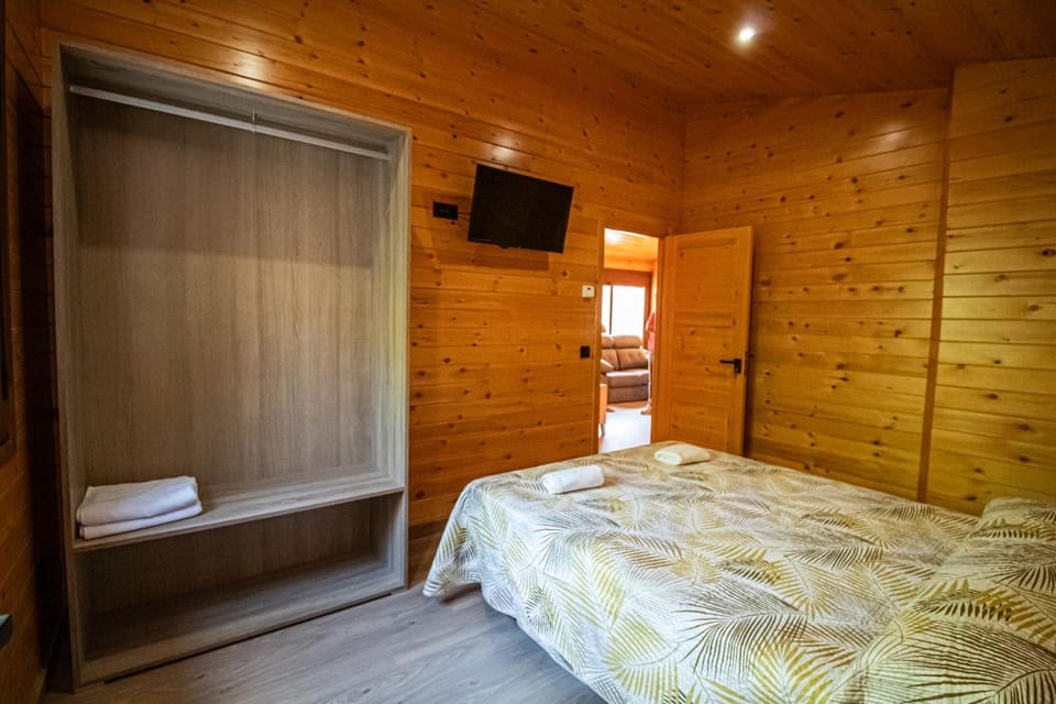 Bed, TV and multimedia, Photo of the whole room, Bedroom, towels, wardrobe
