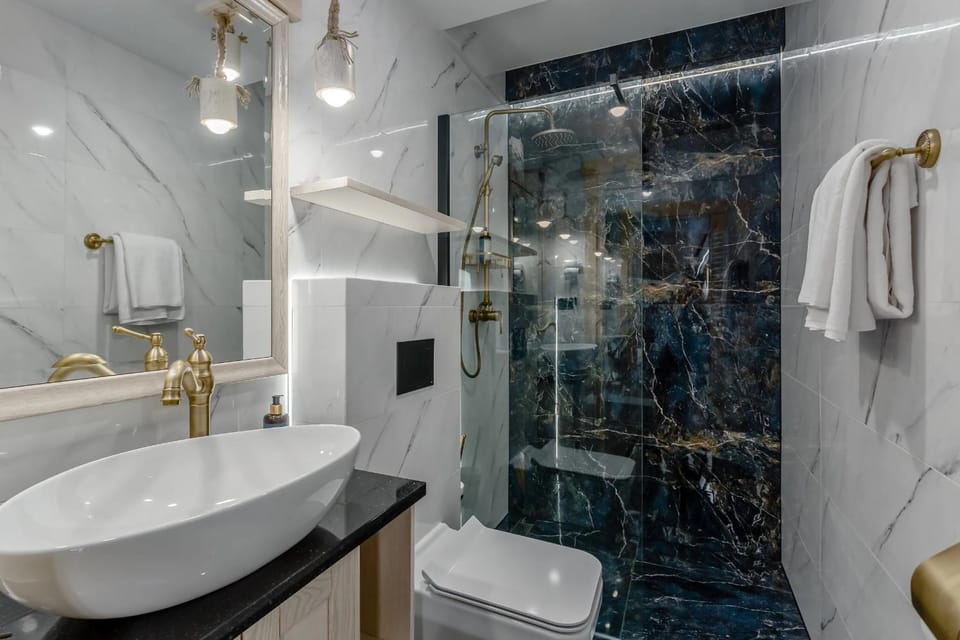 Shower, Toilet, Bathroom, towels