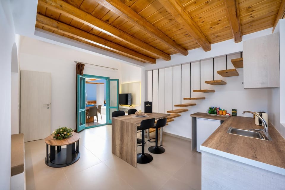 Kitchen or kitchenette, Living room, Seating area, Dining area