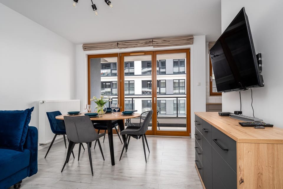 Communal lounge/ TV room, TV and multimedia, Living room, Seating area, Dining area