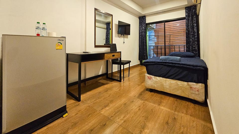 Bed, TV and multimedia, Seating area, Bedroom