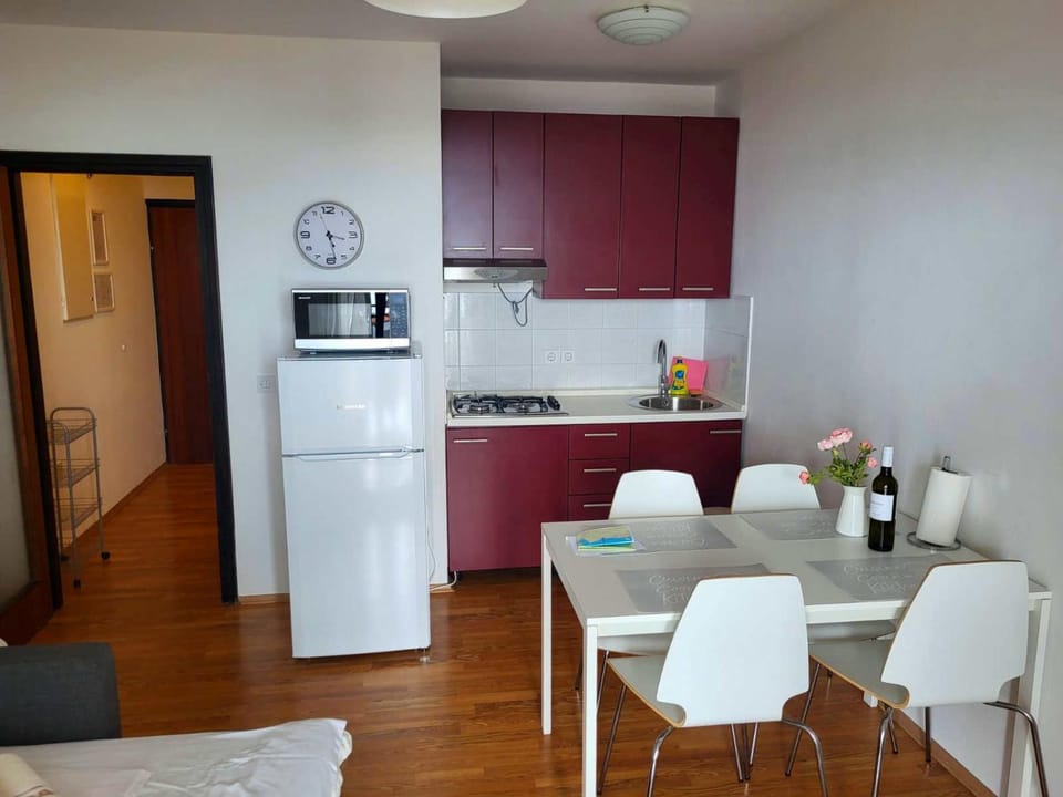 Kitchen or kitchenette, microwave, kitchen