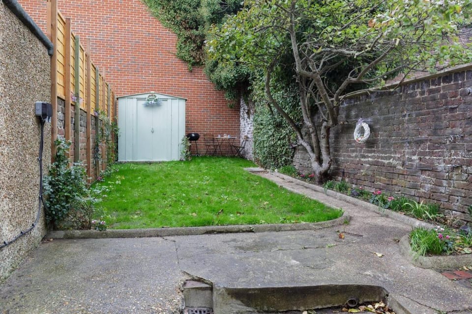 Air Maison - Southsea Escape - Pet-Friendly 1 Bed Apt with Secure Garden Apartment in Portsmouth