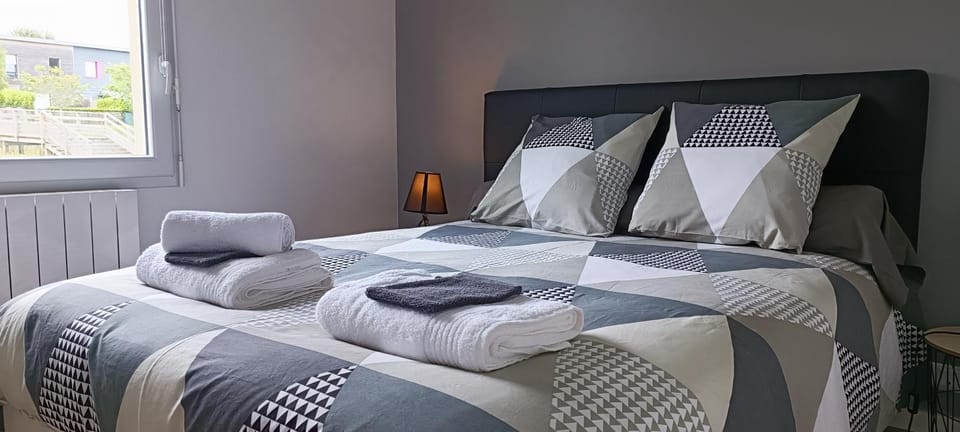 Bed, Night, Bedroom, towels