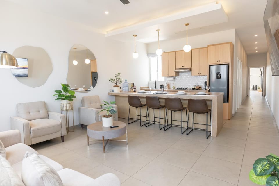 Kitchen or kitchenette, Living room, Seating area, Dining area