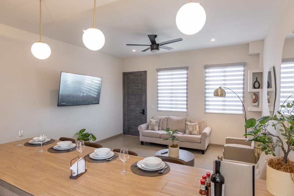 TV and multimedia, Living room, Seating area, Dining area