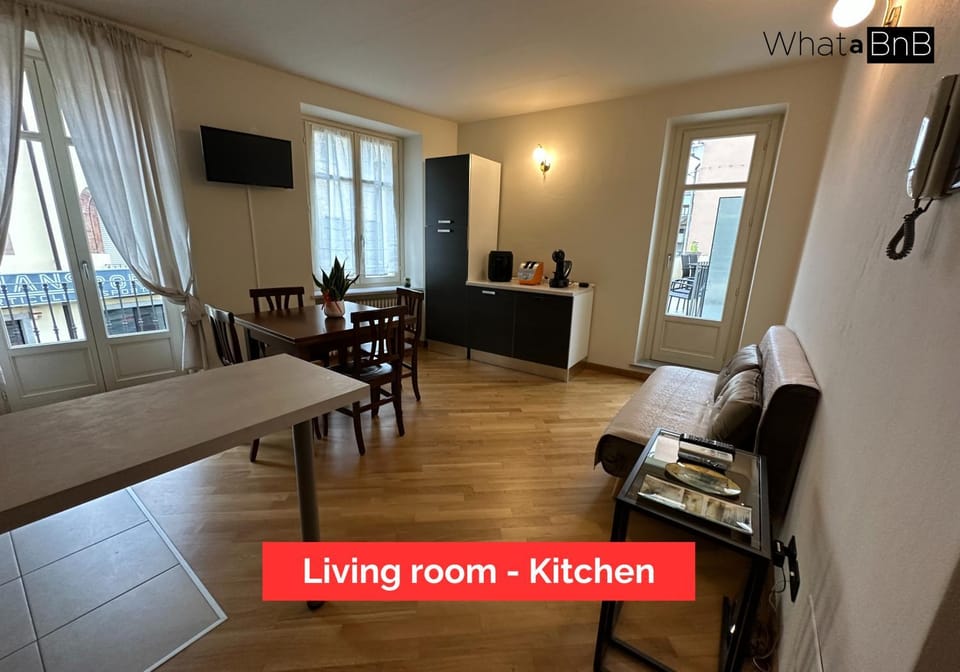 Communal lounge/ TV room, TV and multimedia, Living room, Seating area, Dining area, Evening entertainment, Text overlay