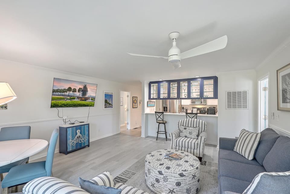 Kitchen or kitchenette, Living room