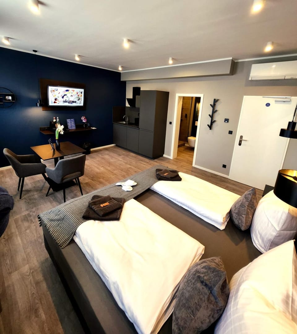 Bed, TV and multimedia, Photo of the whole room, Bedroom