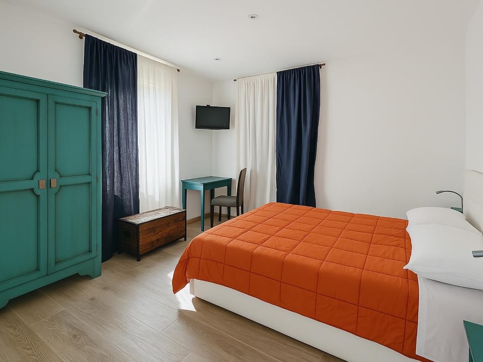 Photo of the whole room, Bedroom