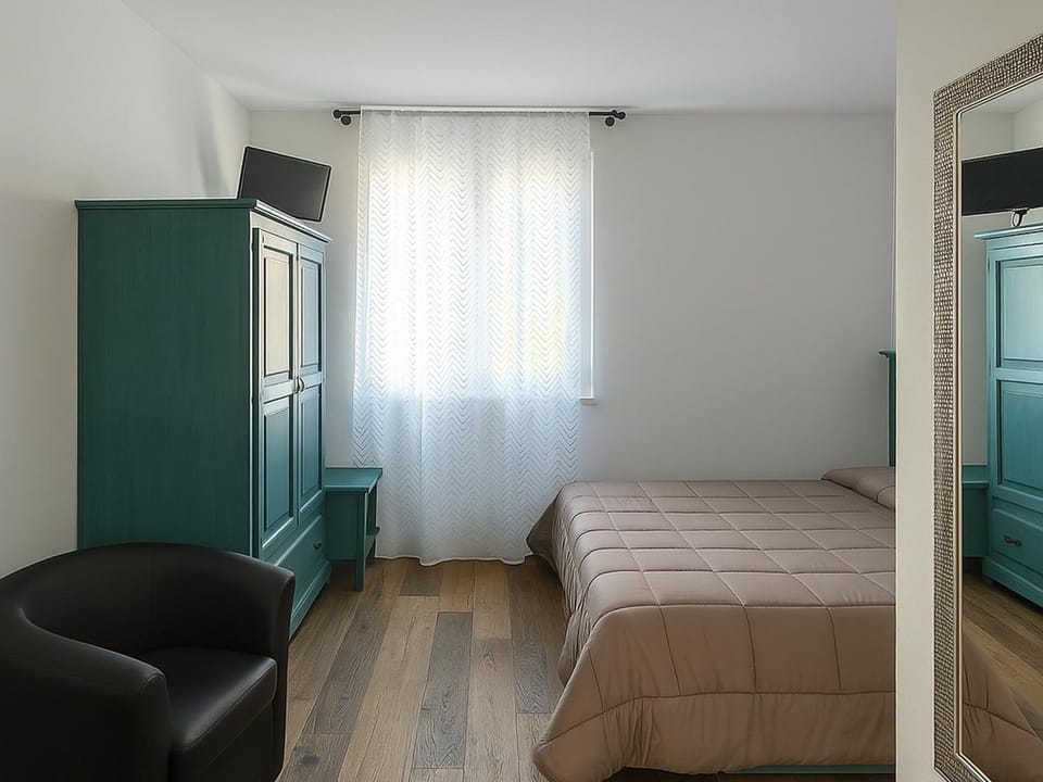 Photo of the whole room, Bedroom