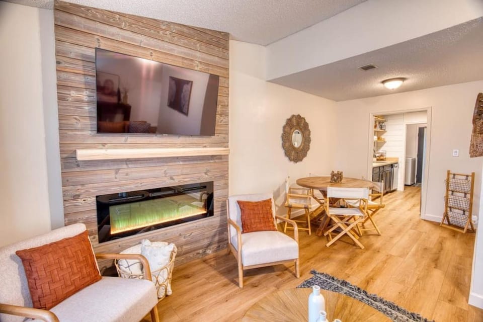 TV and multimedia, Living room, Seating area, flat iron