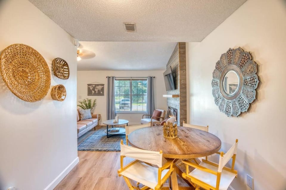 Living room, Decorative detail, Seating area, Dining area