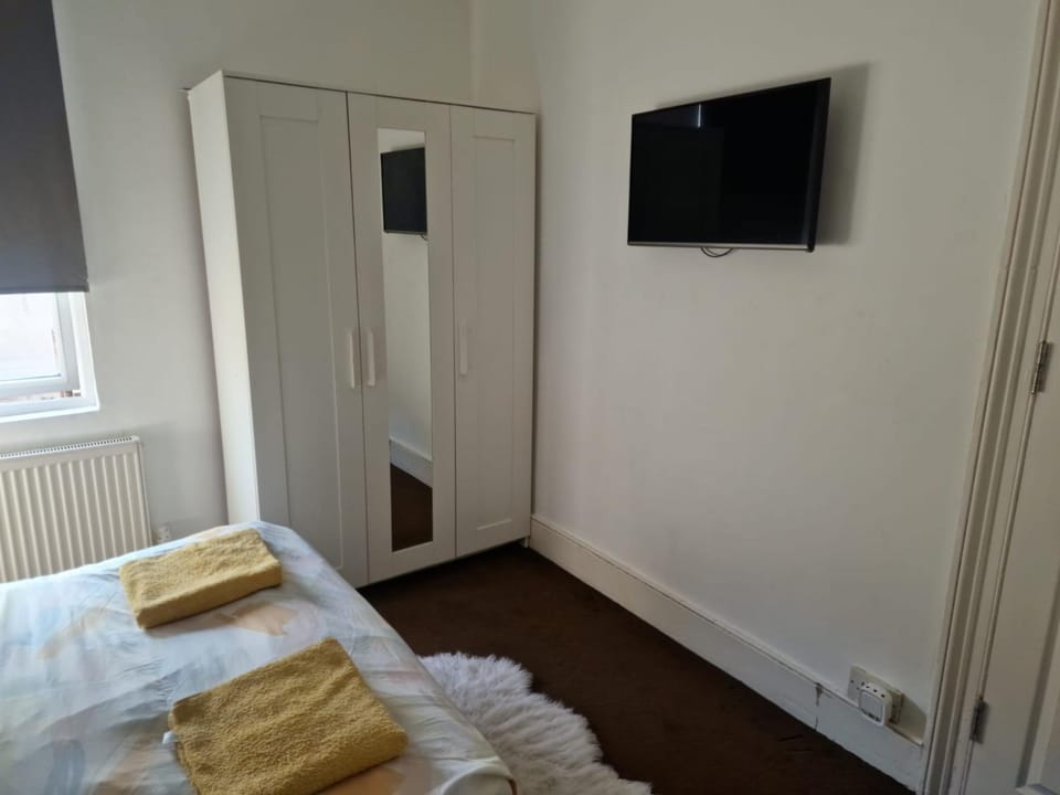 Bed, TV and multimedia, Bedroom, wardrobe