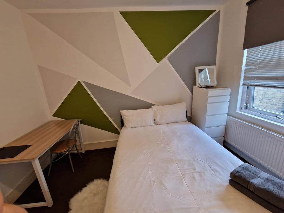Bed, TV and multimedia, Photo of the whole room, Bedroom, hair dresser