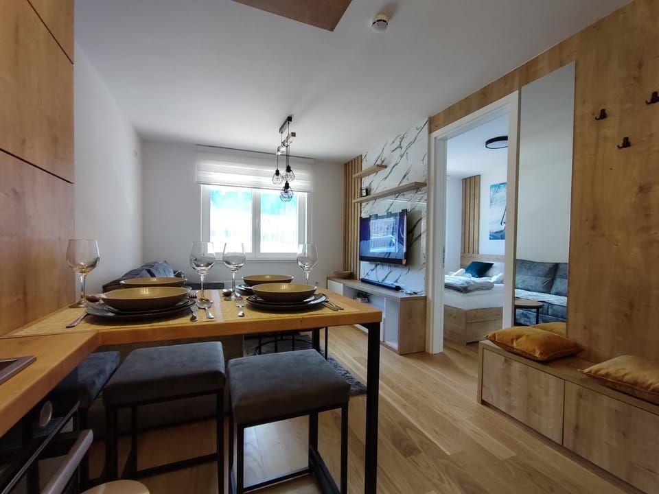 TV and multimedia, Living room, Seating area, Dining area