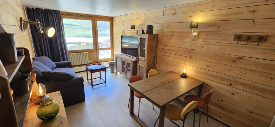 TV and multimedia, Seating area