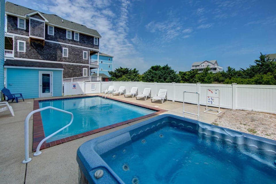 Property building, Day, Hot Tub, Swimming pool, sunbed