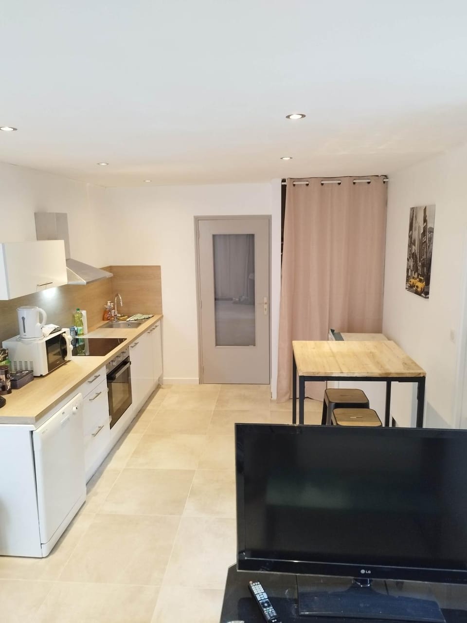 Kitchen or kitchenette, Dining area, minibar, pet friendly, stove