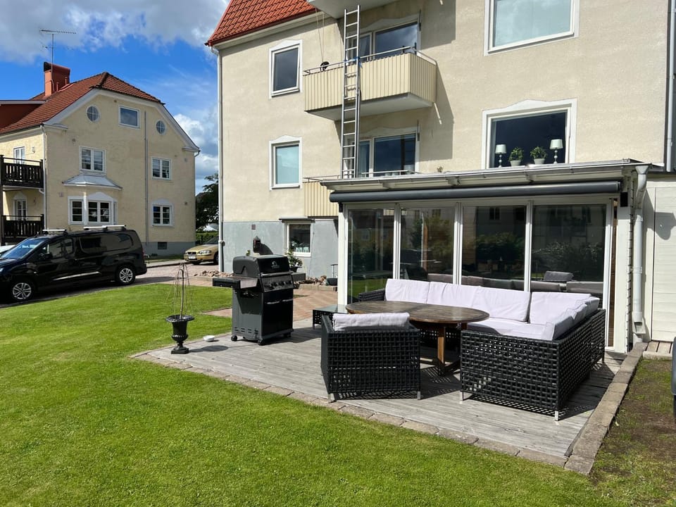 Property building, Patio, Day, Garden, Dining area, Garden view, Parking