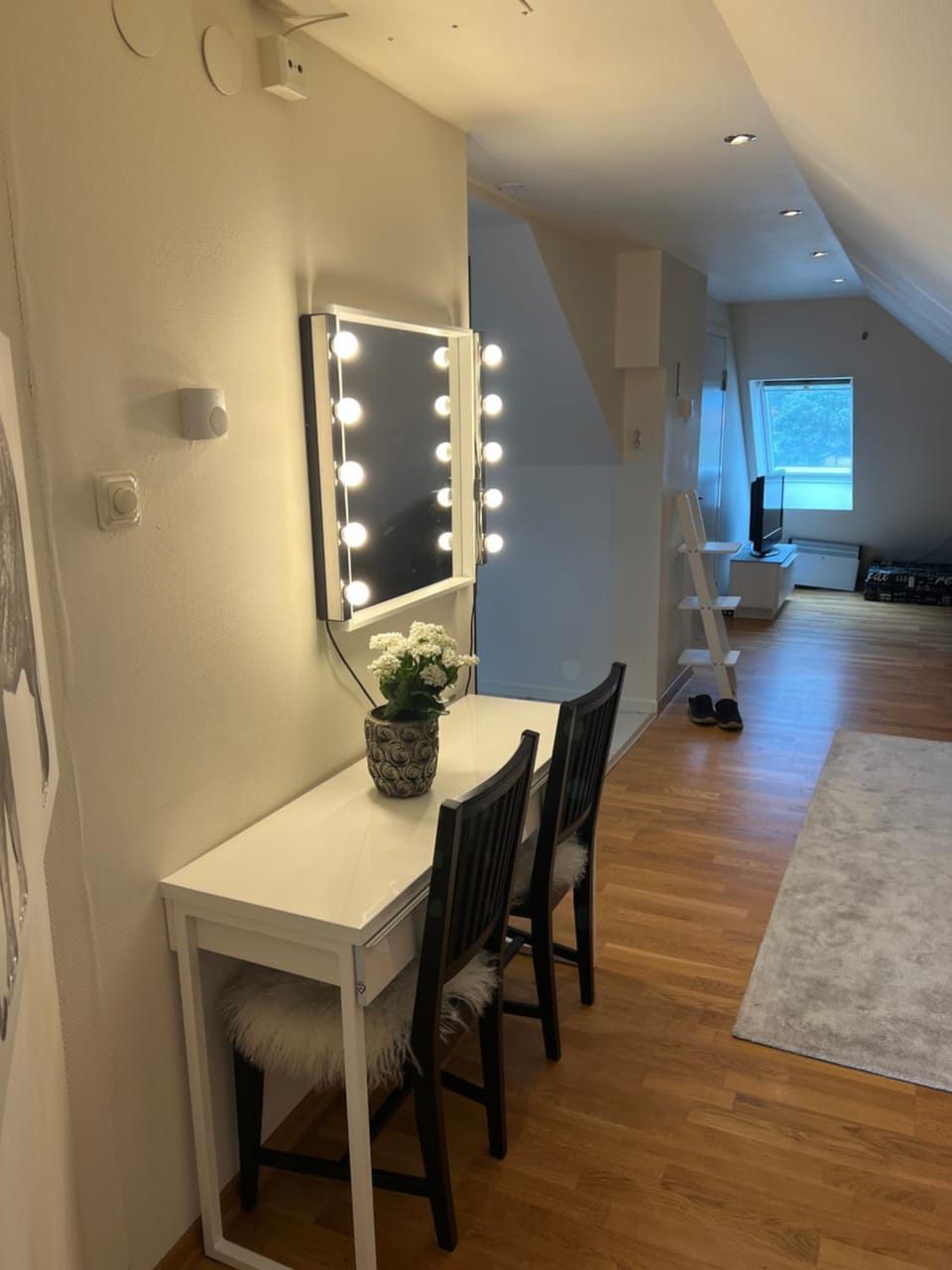 TV and multimedia, Photo of the whole room, Seating area, Bedroom, hair dresser