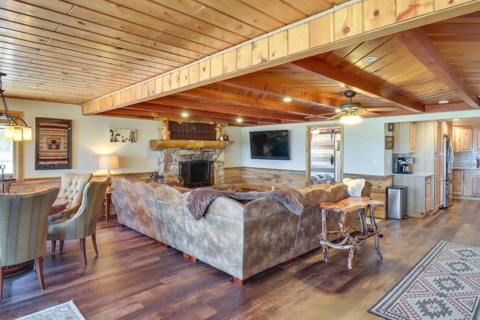 Fire Pit & Grill: Waterfront Cabin in Lakeside! Cabin in Rainbow Lake