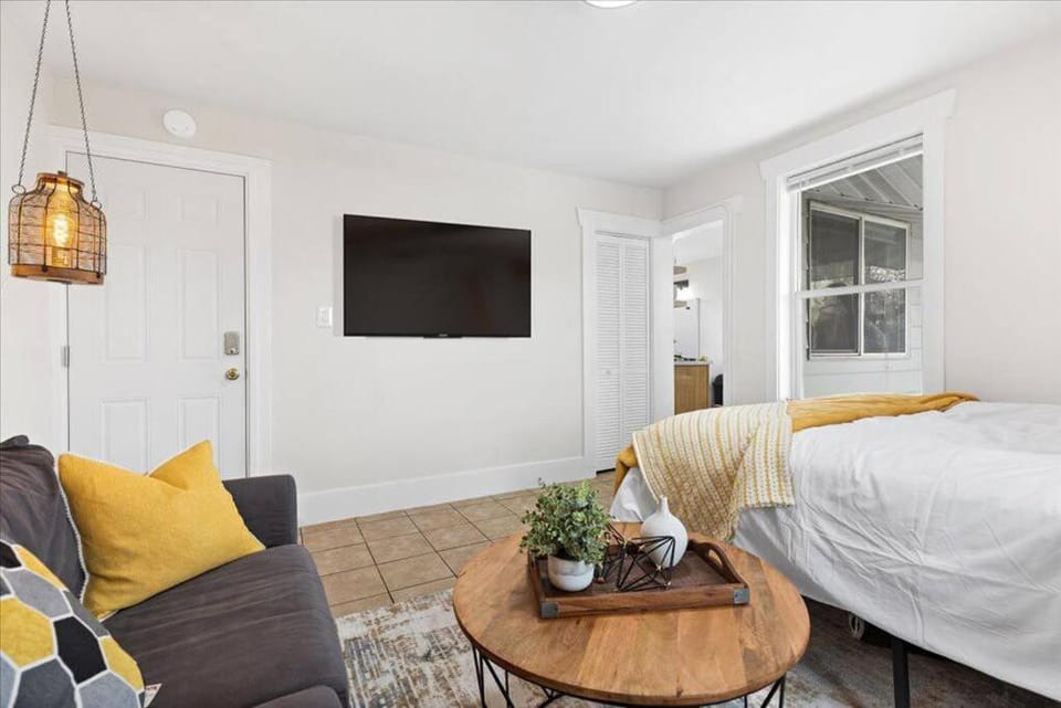 Unit 5: Sun drenched studio with tranquil vibes Apartment in Billings
