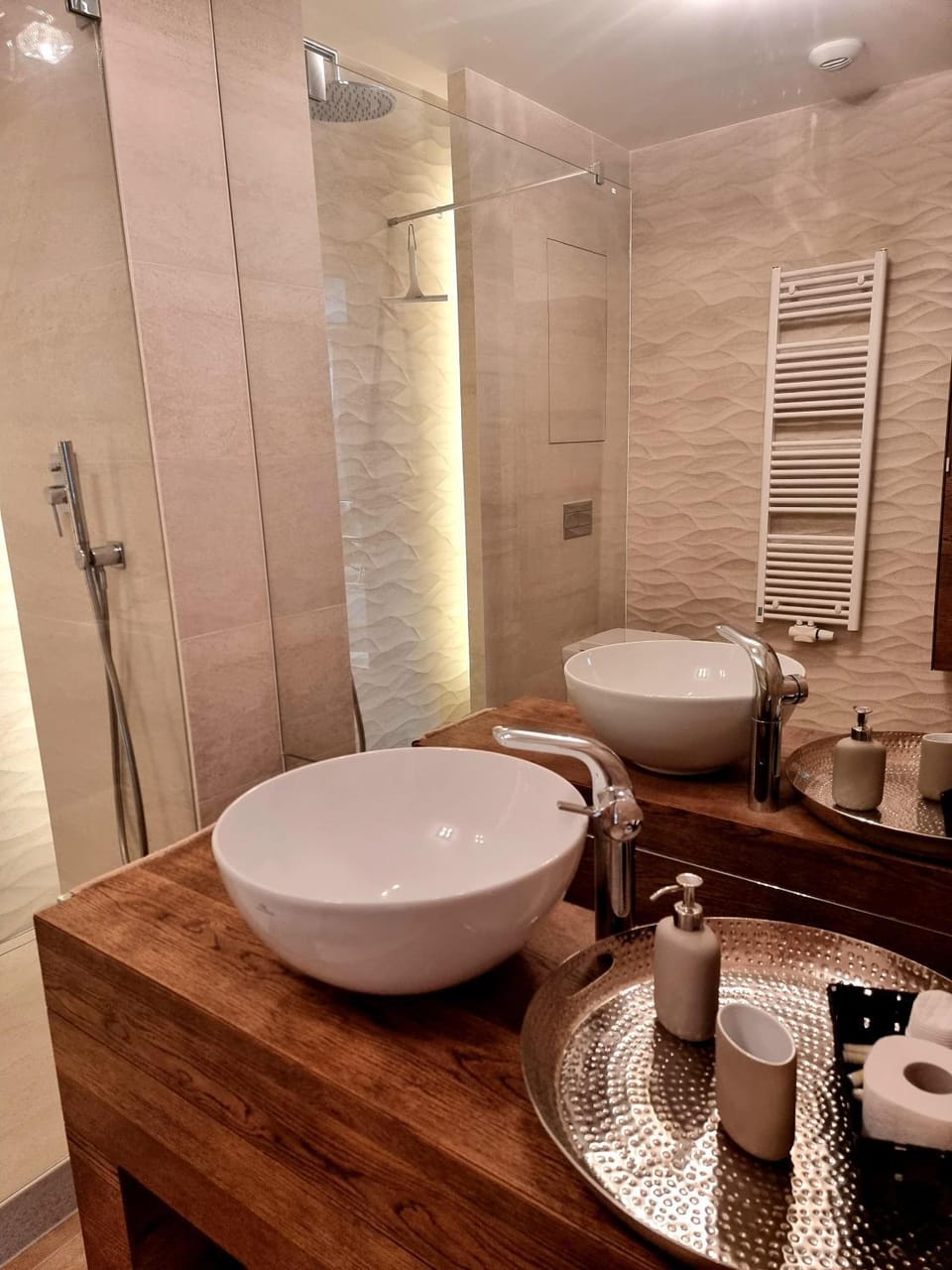 Shower, Toilet, Bathroom, towels
