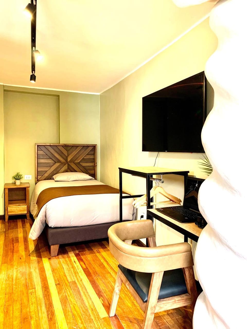 Bed, TV and multimedia, Photo of the whole room, Seating area, Bedroom
