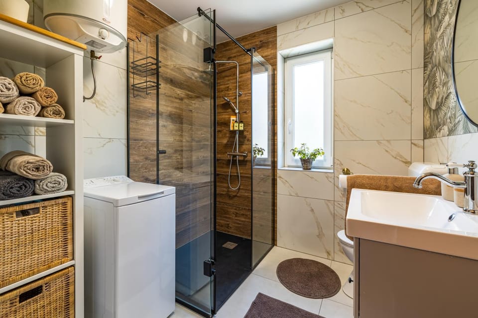 Shower, Toilet, Bathroom, towels, washing machine