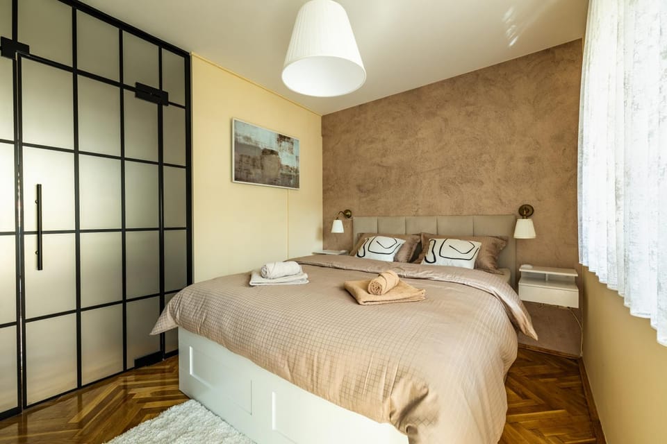 Bed, Bedroom, towels