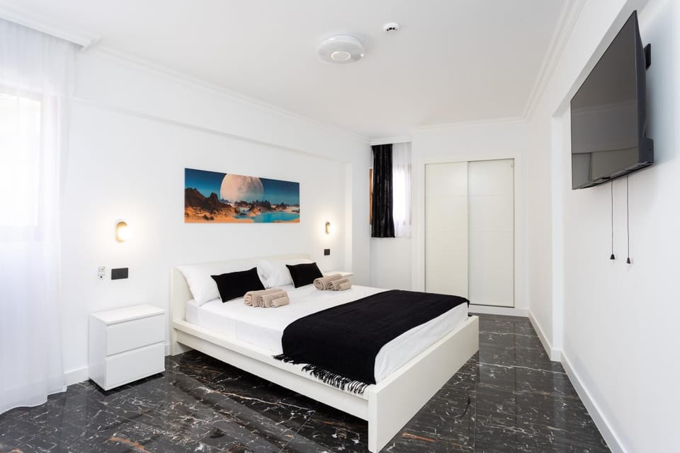 Bed, TV and multimedia, Photo of the whole room, Bedroom, wardrobe