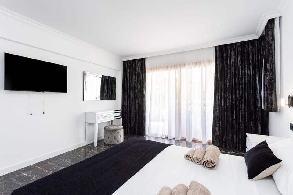 Bed, TV and multimedia, Bedroom