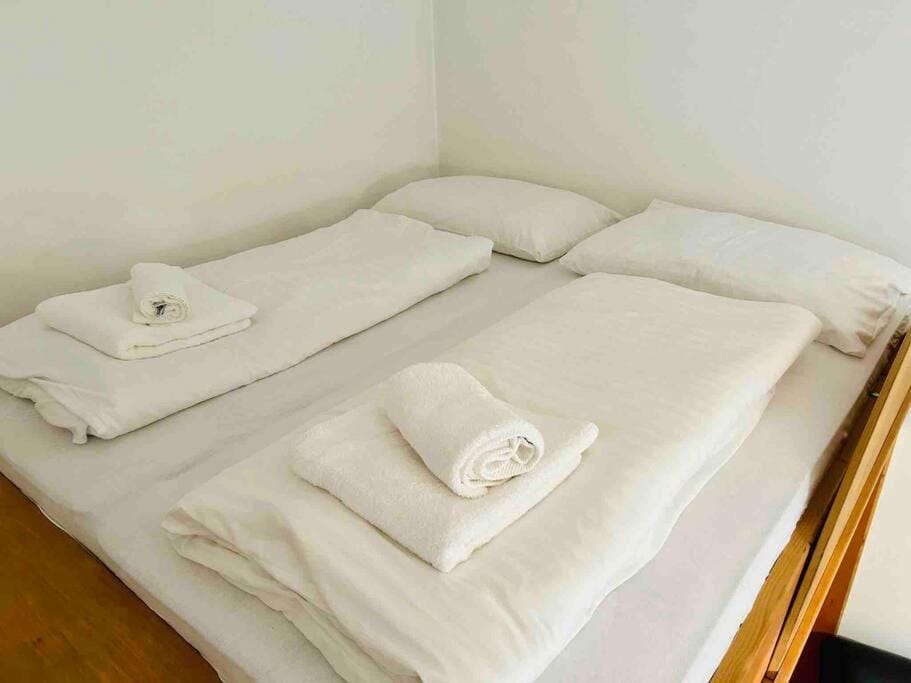 Bed, Bedroom, towels