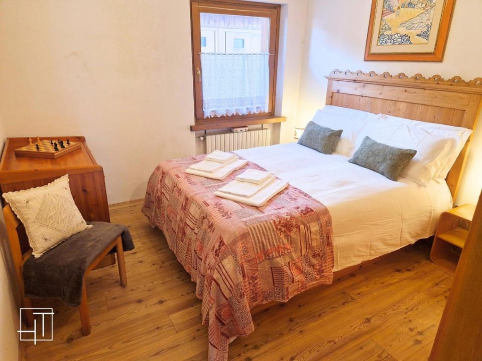 Bed, Bedroom, locker, towels