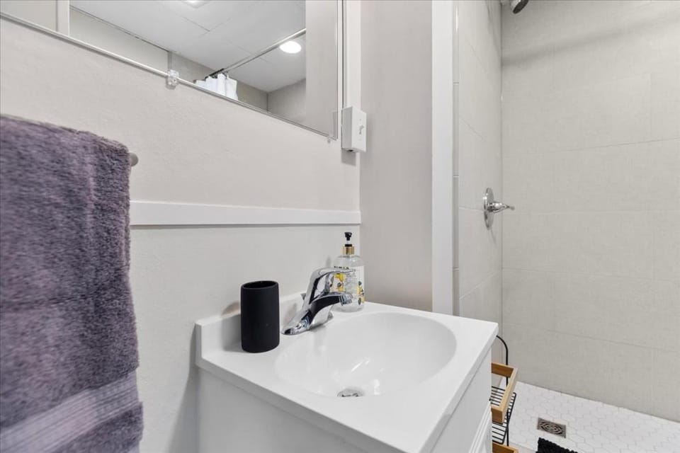 Unit 6: Sleek and modern 1 bedroom Apartment in Billings